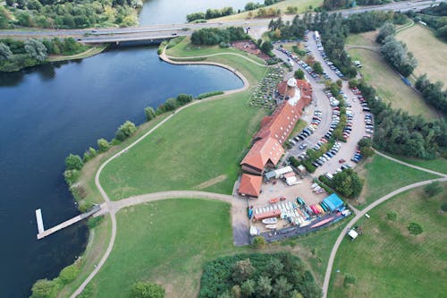 Kostenloses Stock Foto zu drohne erschossen, fluss, gebäude