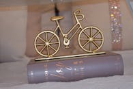 书上展示的艺术金色自行车雕像，非常适合作为装饰灵感