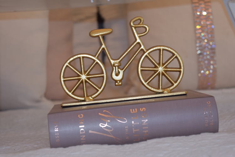 Brass-colored Bike Table Decor