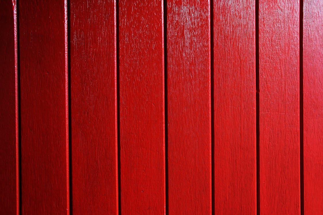 Mặt gỗ đỏ làm tăng sự nổi bật trong trang trí nội thất, tạo nên sự ấm áp và đáng chú ý. Hãy xem qua những hình ảnh chất lượng cao để hình dung và sáng tạo về phong cách trang trí của riêng bạn.