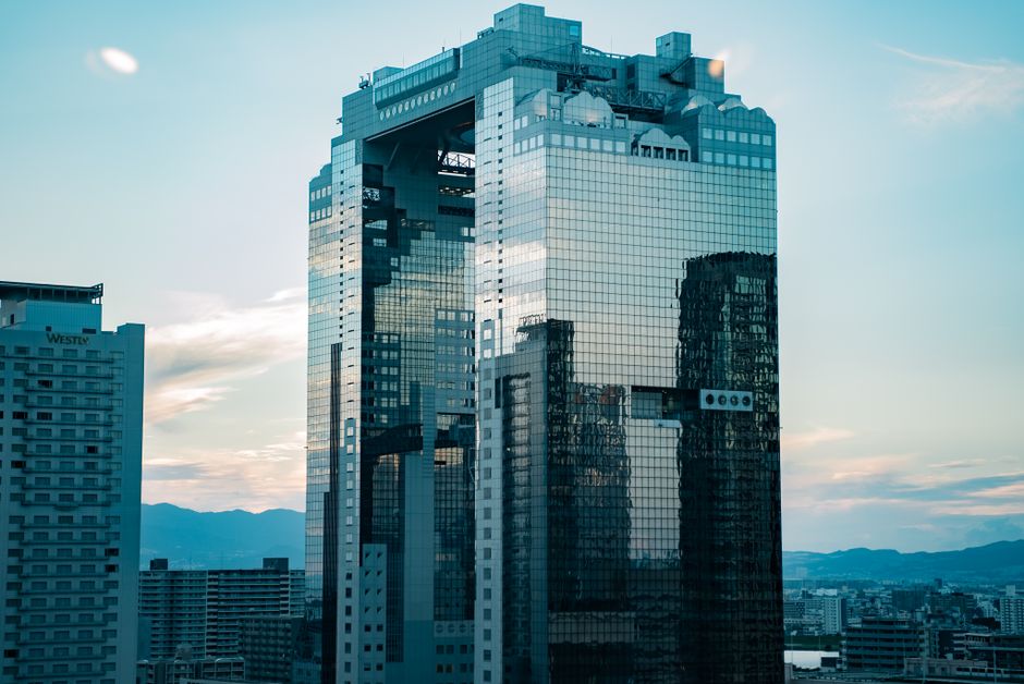 黄昏時に市の景色を反射する美しい現代的な高層ビルと静かな空の背景。