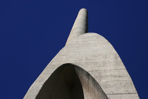 Kostnadsfri bild av arkitektur, betong, blå himmel