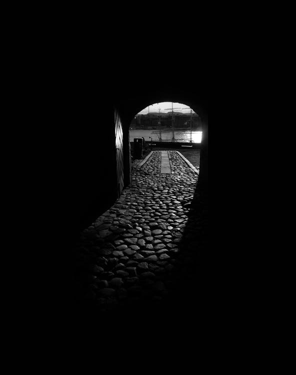 免費 白天的黑暗隧道 圖庫相片