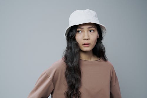 Darmowe zdjęcie z galerii z azjatka, biały kapelusz, codzienne ubrania