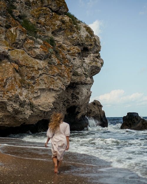 Základová fotografie zdarma na téma bezstarostný, blond vlasy, chůze