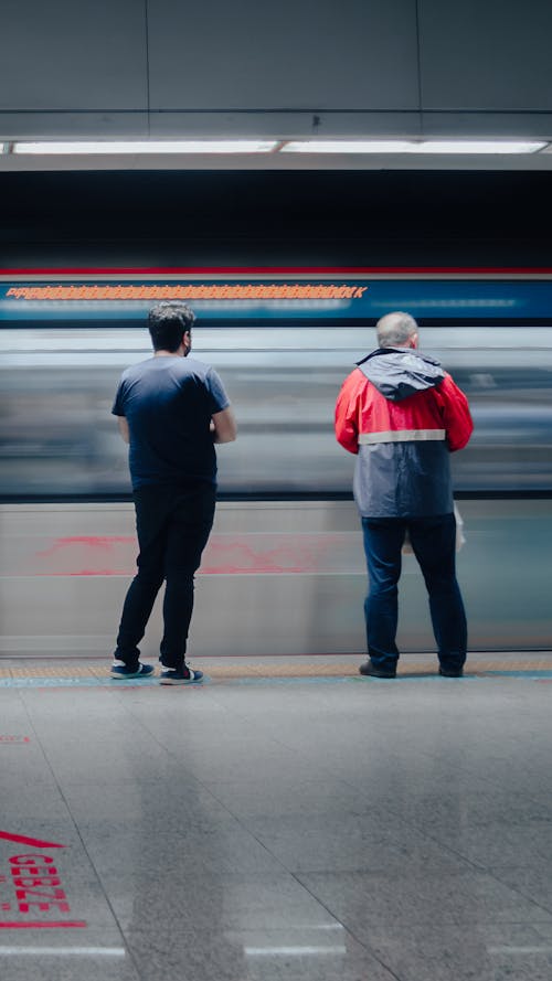 Foto profissional grátis de de pé, homens, metrô