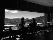 两名女子在一家能欣赏山景的咖啡馆里喝咖啡