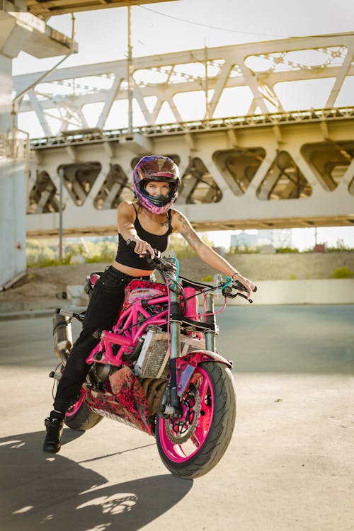 Foto stok gratis berkuda, gadis di atas sepeda, helm motor