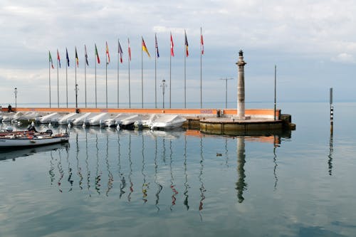 Kostnadsfri bild av båtar, flaggor, flaggstänger