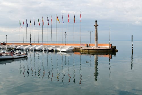 Gratis lagerfoto af både, badebro, flag