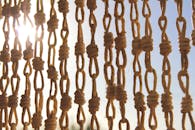 在晴朗的蓝天下，阳光凸显了错综复杂的绳结和绳索