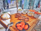 在乡村氛围中，品尝葡萄牙美食的风味，包括多汁的牛肉和新鲜蔬菜