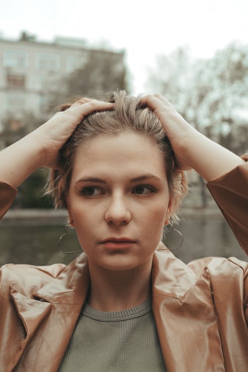 Fotos de stock gratuitas de bonito, chaqueta de cuero marrón, de cerca