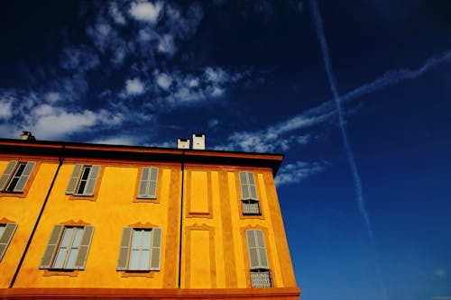 Fotografia Orange House Z Niskim Kątem Widzenia