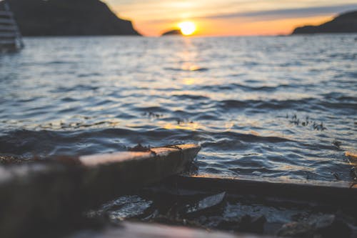 Kostenloses Stock Foto zu abendrot, gewässer, goldene stunde