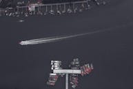 从高角度俯瞰湖面，停靠的船只和巡航的快艇尽收眼底