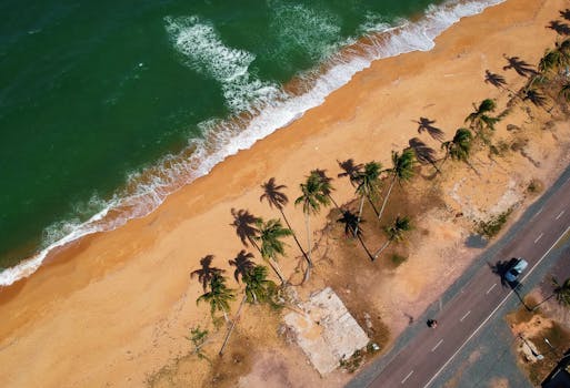 从空中俯瞰马来西亚登加楼帕卡原始海滩，棕榈树繁茂，波涛汹涌，景色令人惊叹