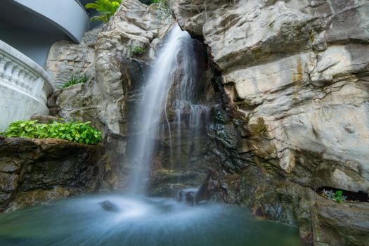 香港九龙岩石景观中的迷人城市瀑布