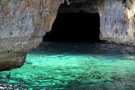 石灰岩洞穴的迷人之处值得探索，碧绿海水在阳光下令人惊叹，非常适合自然爱好者