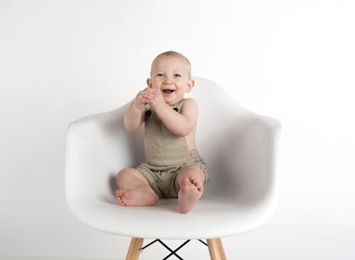 Bebé Sentado En Una Silla Blanca