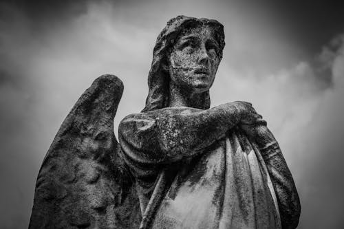 Mulher Com Estátua De Asas, Foto Em Tons De Cinza