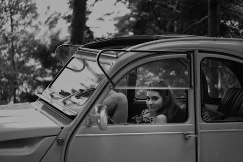 Klasik Otomobilin İçinde Kadın Gri Tonlamalı Fotoğraf