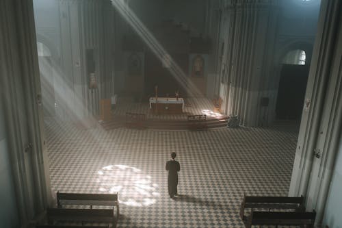 Ilmainen kuvapankkikuva tunnisteilla auringonsäteet, kirkko, korkea kulma