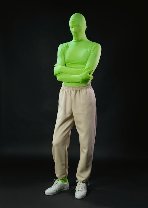 Eine Person In Einem Greenscreen Anzug