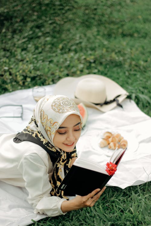 Gratis Foto stok gratis Book, jilbab, kaum wanita Foto Stok