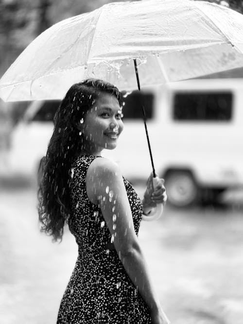 Foto profissional grátis de chovendo, escala de cinza, guarda-chuva