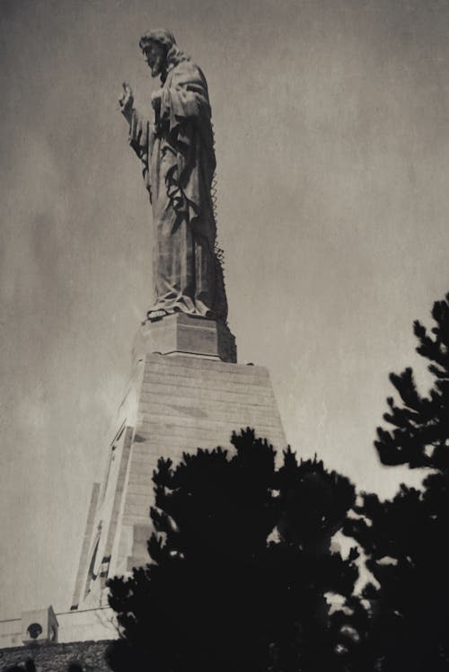 Statue of Jesus Christ Grayscale Photo