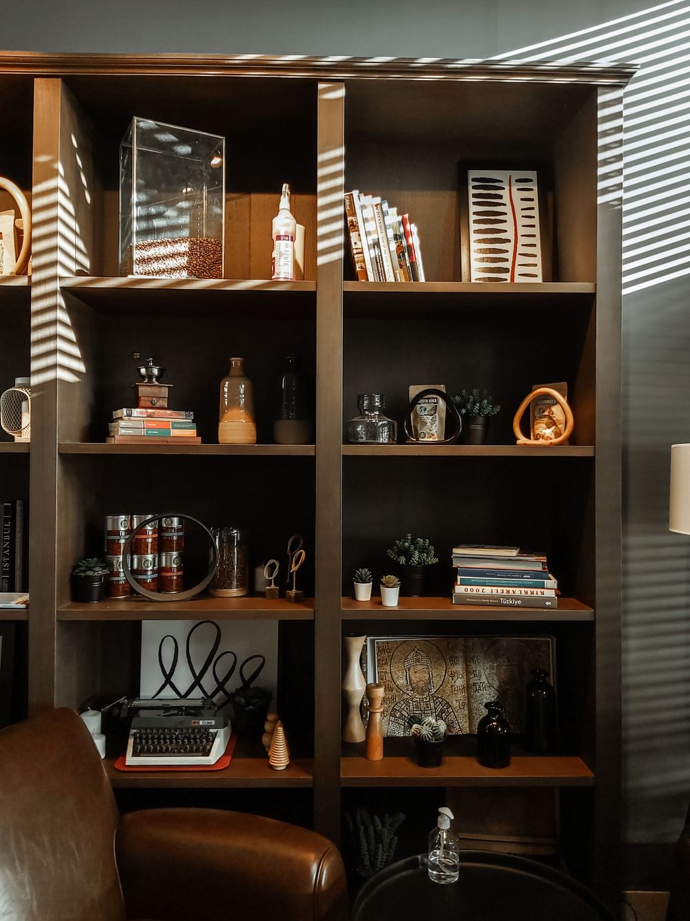 Bibliothèque en bois dans un intérieur lumineux