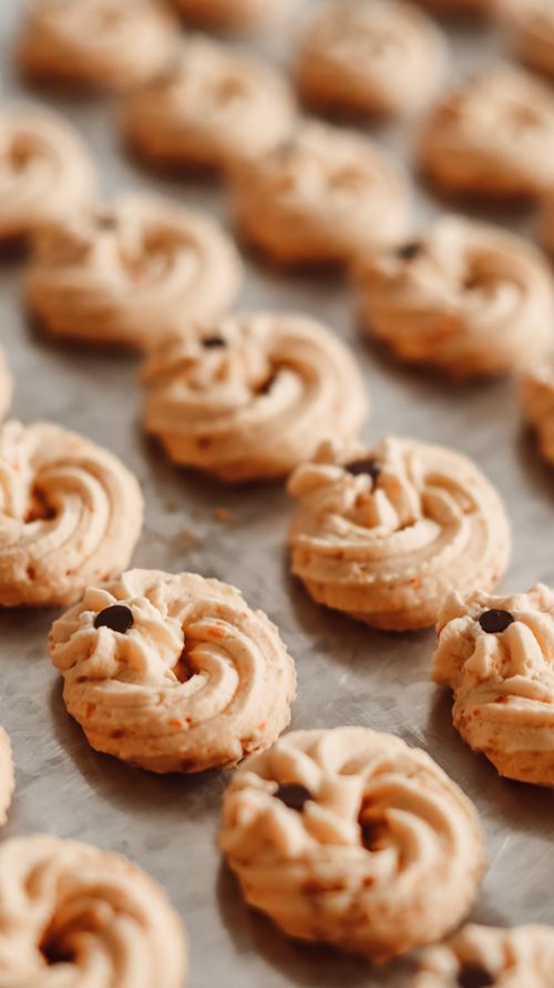 Free Close-up view of freshly baked chocolate chip butter cookies on a tray. Stock Photo