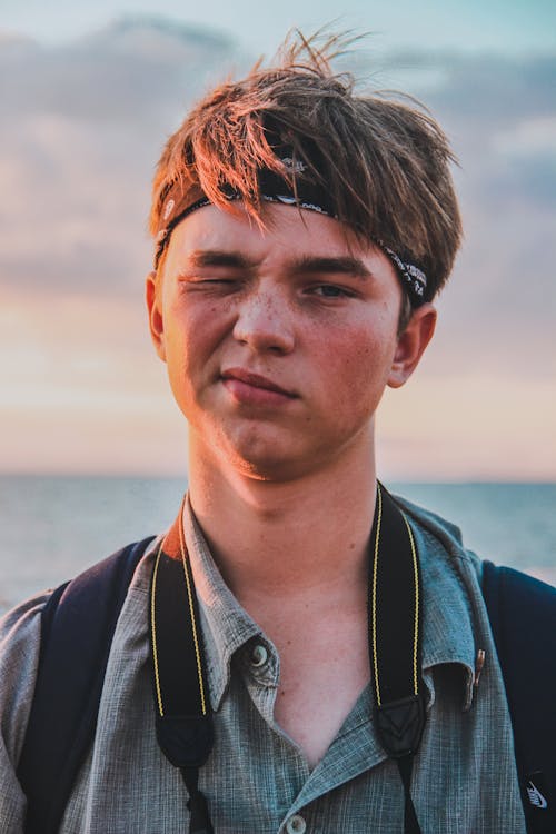 Foto profissional grátis de alça da câmera, bandana, cara