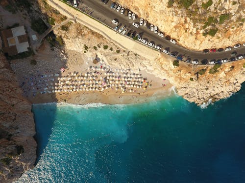 arabalar, deniz kıyısı, drone çekimi içeren Ücretsiz stok fotoğraf