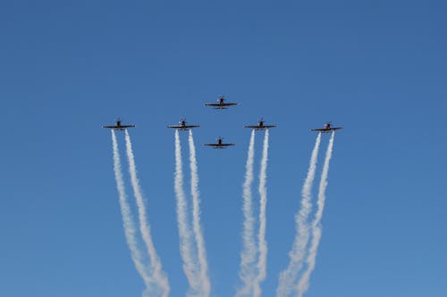 Kostenloses Stock Foto zu blauer himmel, flugschau, flugzeuge