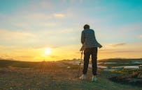 摄影师用三脚架捕捉到了风景优美、宁静的日落