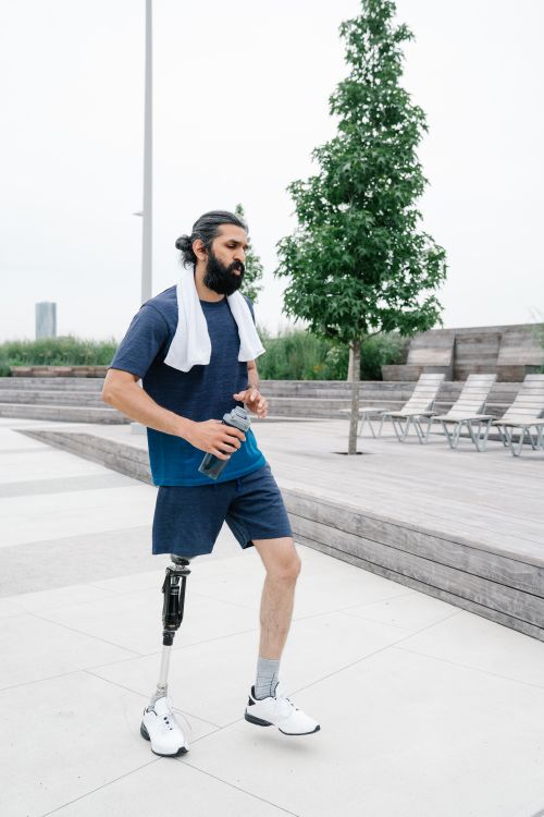 Free A man with a prosthetic leg exercising outdoors, promoting fitness and body positivity. Stock Photo