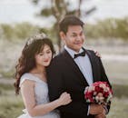 捕捉新婚夫妇在户外场景中的快乐时刻