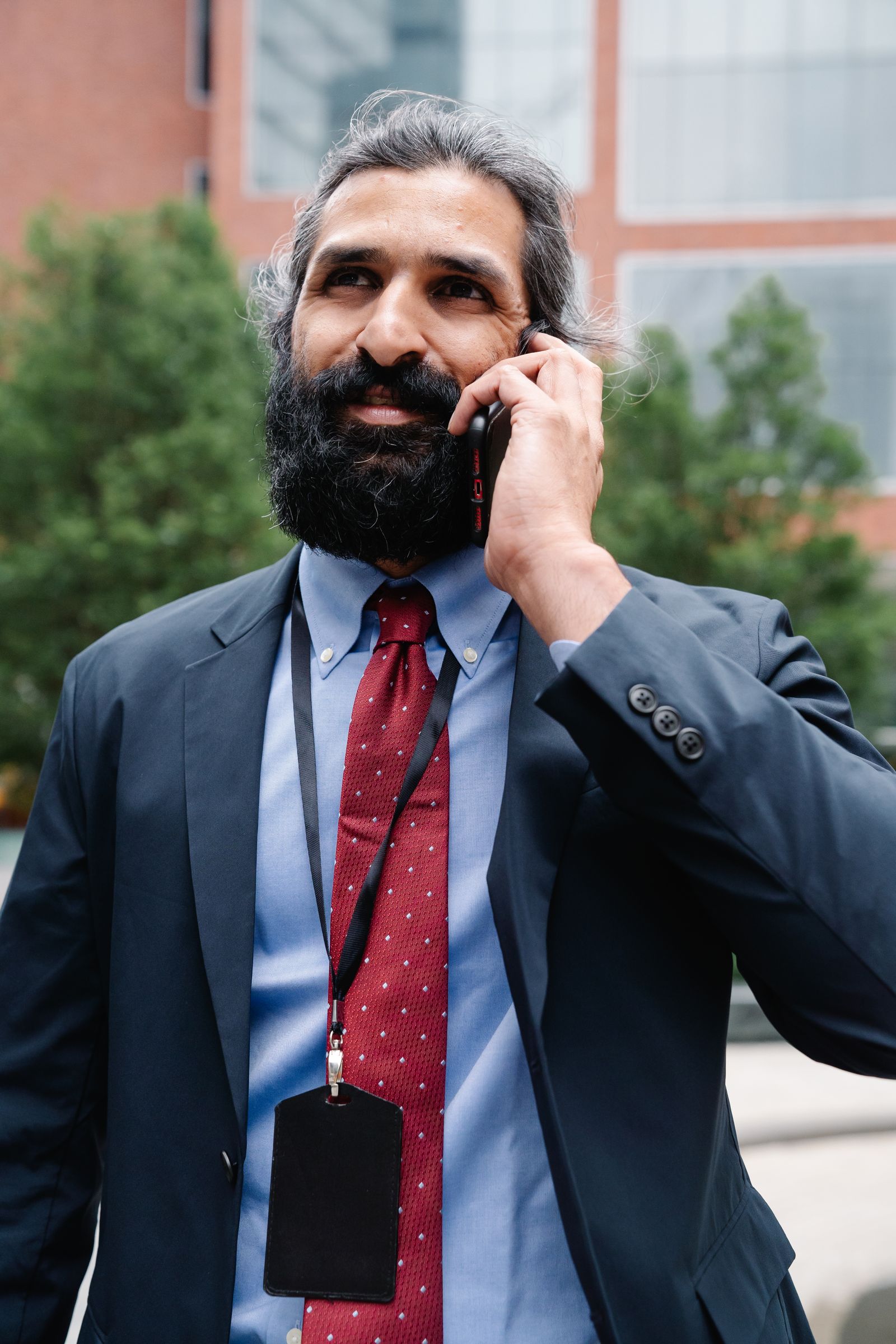 Profissional em ligação empresarial utilizando smartphone em ambiente urbano