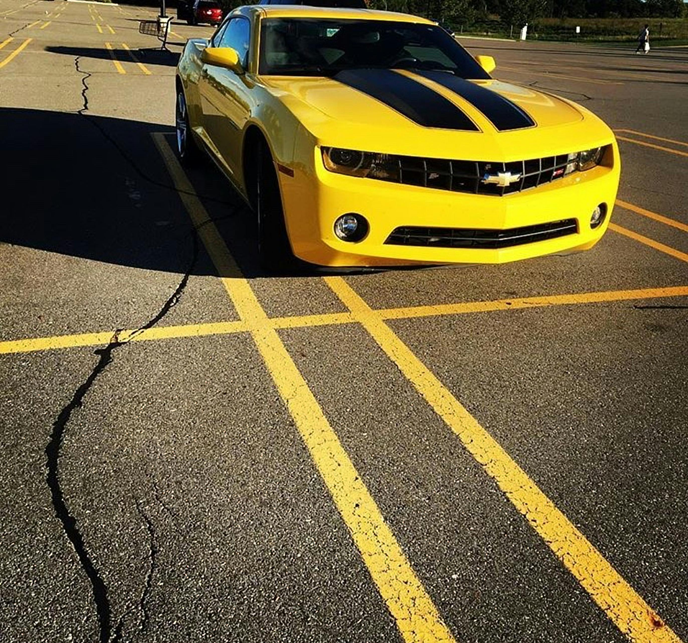 スポーツカー 車 黄色い車の無料の写真素材