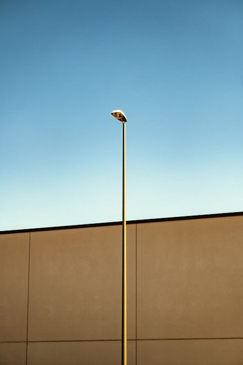 Ücretsiz dikey atış, Mavi gökyüzü, sokak lambası içeren Ücretsiz stok fotoğraf Stok Fotoğraflar