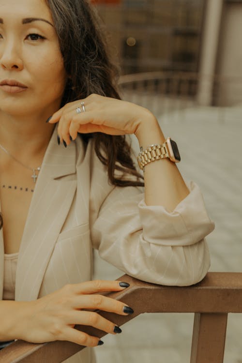 Kostenloses Stock Foto zu armbanduhr, asiatische frau, blazer