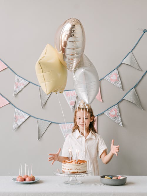 Бесплатное стоковое фото с вертикальный выстрел, вечеринка в честь дня рождения, воздушные шары