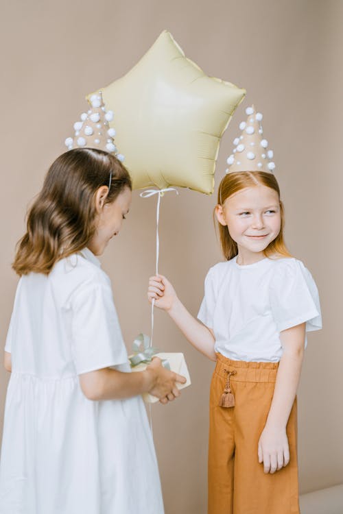 Бесплатное стоковое фото с вертикальный выстрел, воздушный шар, девочки
