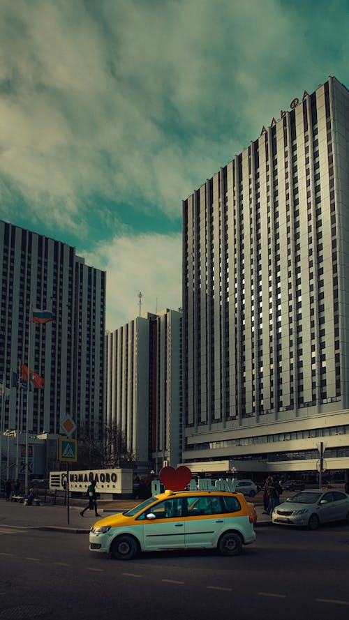 autmobiles, 거리, 고층 건물의 무료 스톡 사진