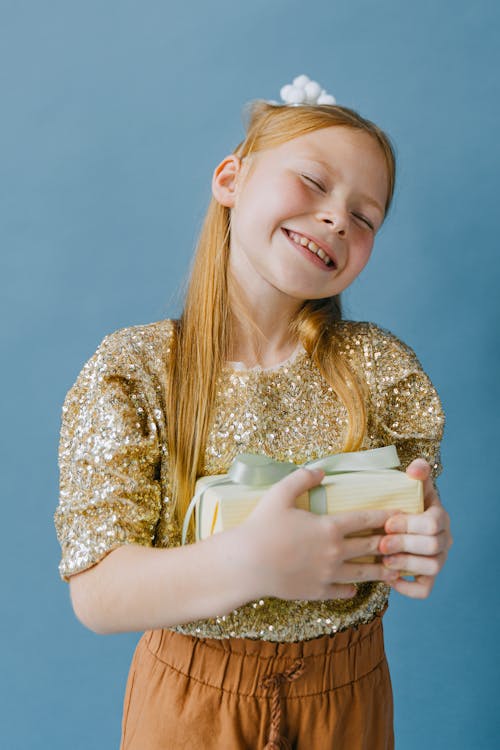 Fotos de stock gratuitas de celebrante, feliz, fondo azul