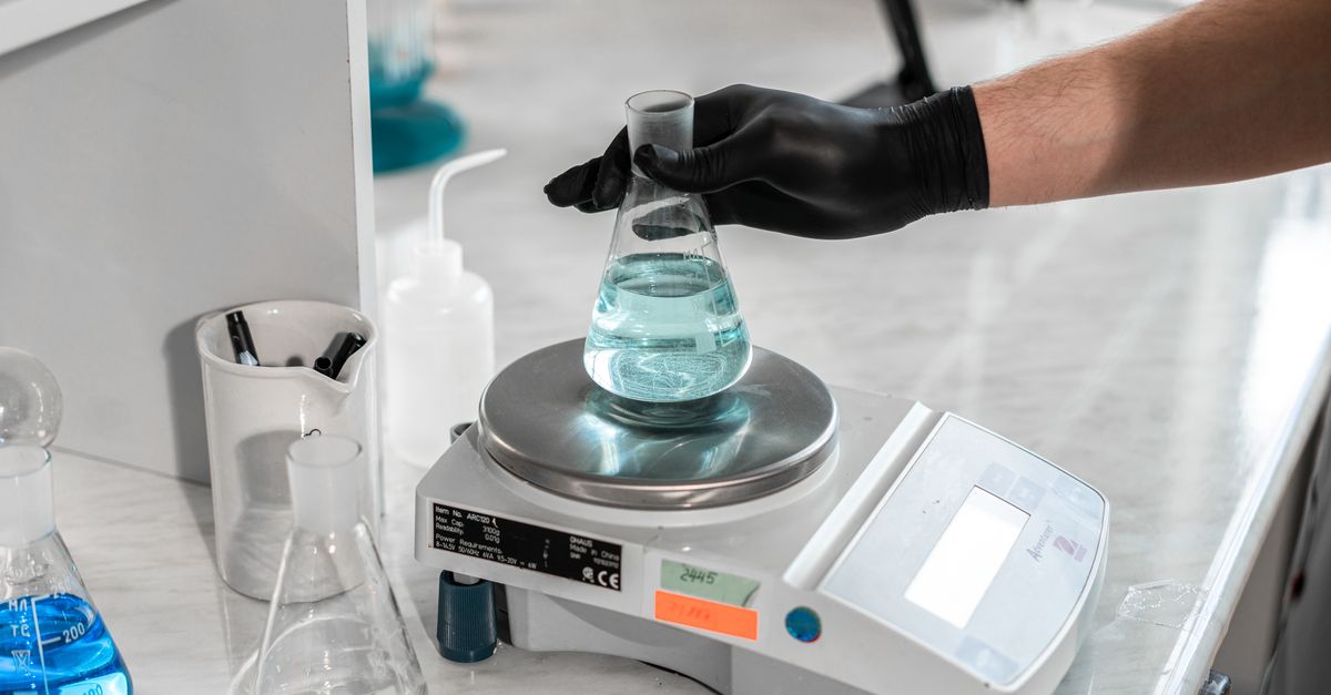 Υπεροξείδιο Υδρογόνου (Hydrogen Peroxide Solution 30%): Χρήσεις, Παρενέργειες & Αλληλεπιδράσεις