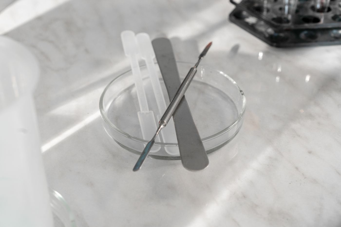 Analytical balance instrument