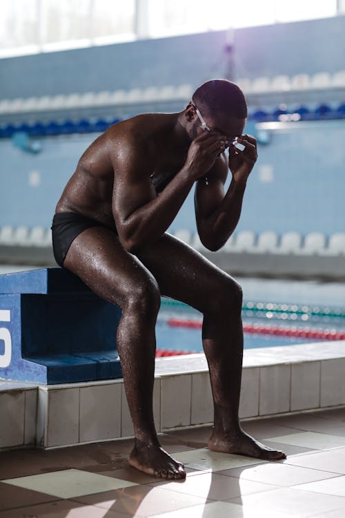 grátis Foto profissional grátis de atleta, homem negro, molhado Foto profissional